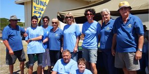 â€˜n Deel van die hardwerkende Gansbaai Lions in ontspanne luim en in afwagting vir die eerste deelnemer om die wenstreep oor te steek (Fotoâ€™s: Bettie De Fisscher)